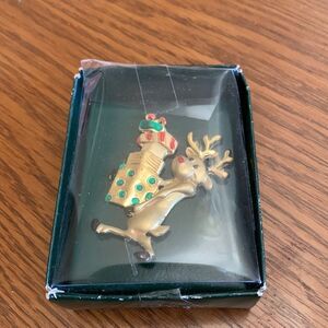 New‎ in box gold tone reindeer holding Christmas presents brooch pin